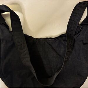 BAGGU Medium Nylon Crescent Bag Black 37.5 inch strap length